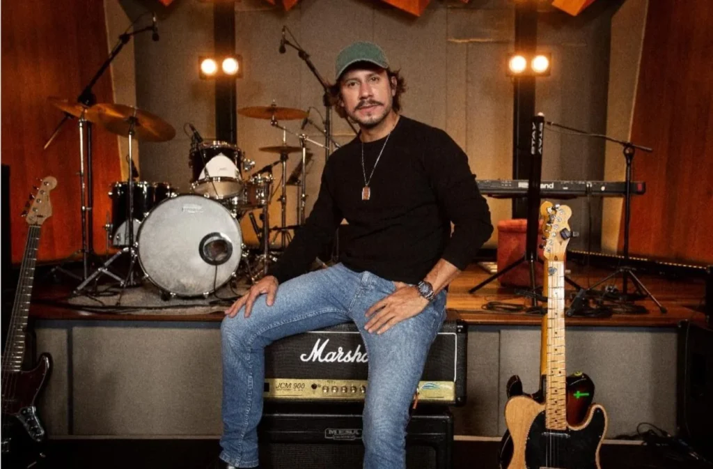 Influenciado por Post Malone e Luke Combs, Max Oliver lança “Meus Braços” via Algohits