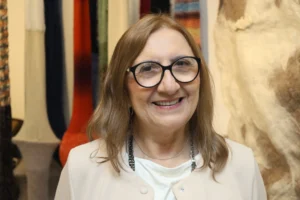Exposição no TCE-CE reúne 30 obras e percorre diferentes fases de Jacinta Cavalcante