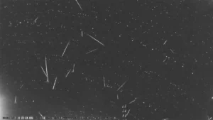 Chuva de meteoros Líridas volta a iluminar o céu de abril e pode render espetáculo raro no Brasil