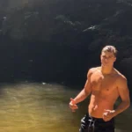 Chico Hilbert arranca suspiros em cachoeira e foto publicada nas redes sociais agita fãs