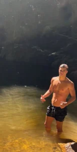 Chico Hilbert arranca suspiros em cachoeira e foto publicada nas redes sociais agita fãs