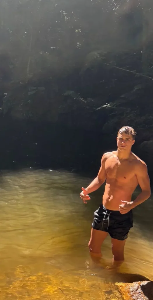 Chico Hilbert arranca suspiros em cachoeira e foto publicada nas redes sociais agita fãs