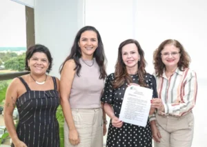 Dorinha assina Carta-Compromisso com jornalistas no Tocantins e defende liberdade de imprensa e informação de qualidade