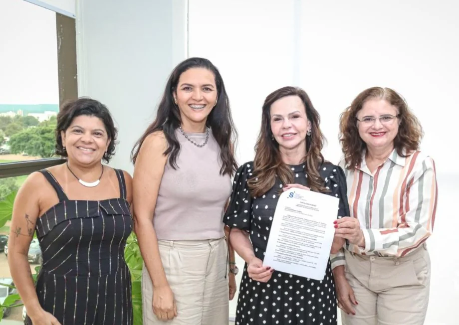 Dorinha assina Carta-Compromisso com jornalistas no Tocantins e defende liberdade de imprensa e informação de qualidade