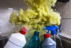 Misturinhas que viram ameaça: combinar produtos de limpeza pode causar intoxicação grave e lotar emergências