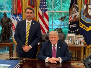 Foto com Trump vira arma política e reacende disputa entre Flávio Bolsonaro e Lula