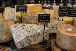 Gorgonzola chega a R$ 116 o quilo e impulsiona valorização dos queijos artesanais brasileiros