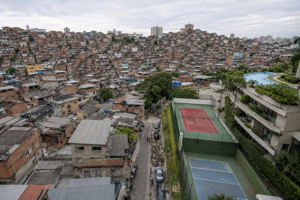 Brasil entra pela primeira vez no grupo de “muito alto desenvolvimento”, mas desigualdade ainda define o país real