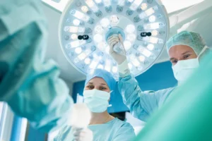 O que médicos enxergam durante uma cirurgia virou uma disputa tecnológica bilionária