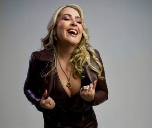 Giselle Café aposta na sofrência e vive nova fase da carreira com “Tô Jogando Sua Mala”