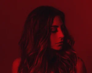 Thais Piza lança EP “eu tô me achando cafona” e aposta na força da vulnerabilidade
