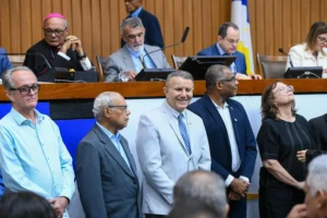 Eduardo Siqueira Campos recebe homenagem em nome do pai durante sessão pelos 30 anos da Arquidiocese de Palmas