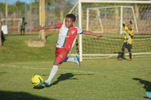 Menino de Palmas é selecionado para período de avaliação no Athletico Paranaense