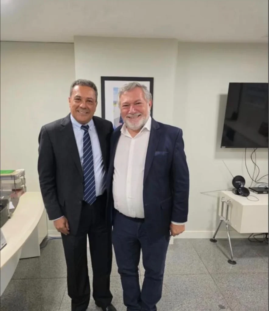 Luxemburgo  pré-candidato ao Senado conversa sobre a implantação de aeroportos em regiões distantes no Tocantins com  diretor administrativo da Infraero Aparecido