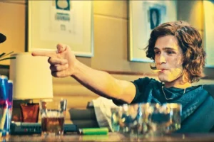 “O Rei da Internet” estreia nos cinemas e transforma história de hacker brasileiro em trailer sobre crimes digitais, fama e ostentação