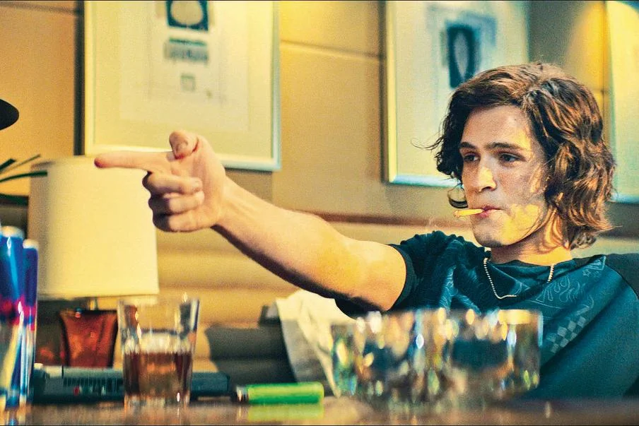 “O Rei da Internet” estreia nos cinemas e transforma história de hacker brasileiro em trailer sobre crimes digitais, fama e ostentação