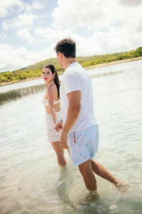 Celebrante Maria Paula Zommer e Alexandre Fernandes de Souza celebram Bodas de Rosas em experiência de alto luxo no novo destino mais desejado da Bahia