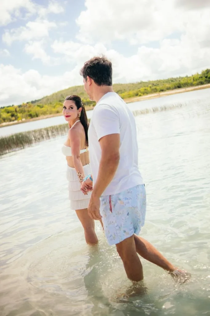 Celebrante Maria Paula Zommer e Alexandre Fernandes de Souza celebram Bodas de Rosas em experiência de alto luxo no novo destino mais desejado da Bahia