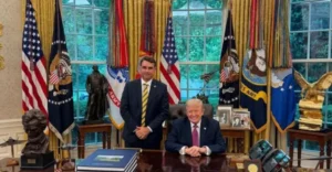 Flávio Bolsonaro se reúne com Donald Trump na Casa Branca ao lado de Eduardo Bolsonaro e Paulo Figueiredo