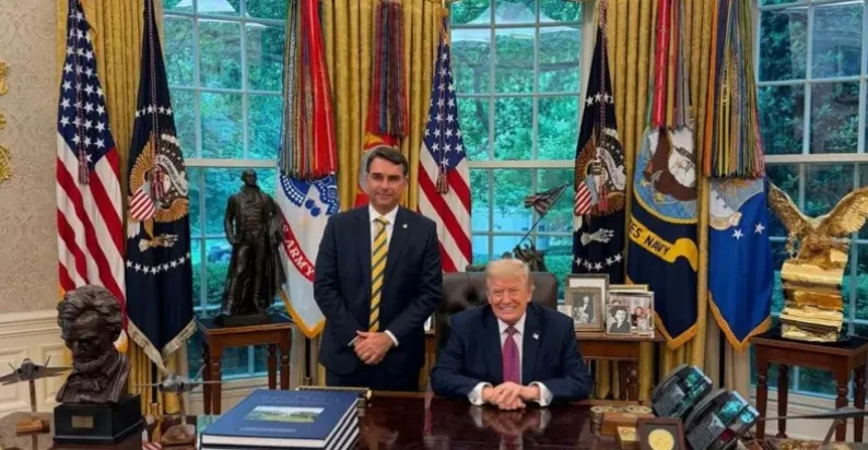 Foto com Trump vira arma política e reacende disputa entre Flávio Bolsonaro e Lula 1 trump e flavio