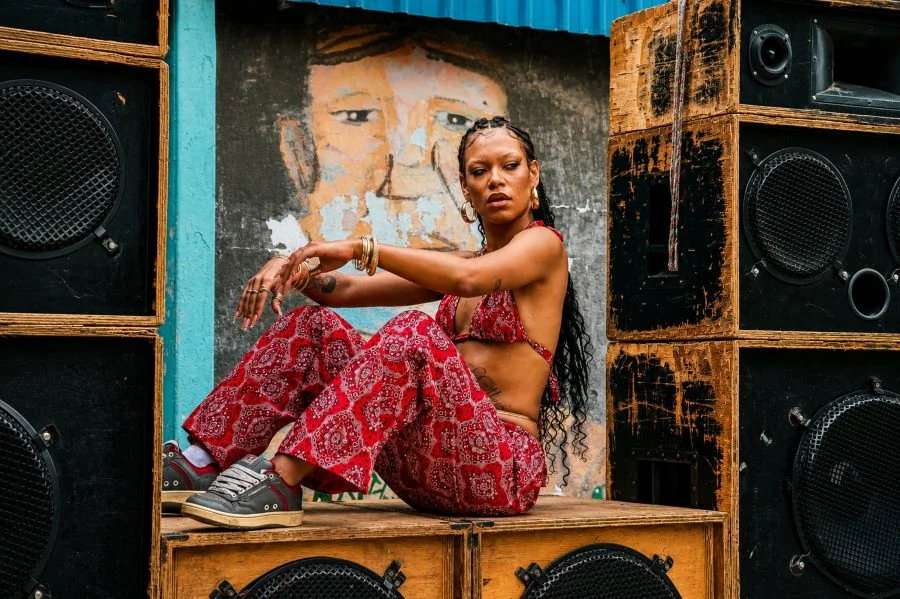 Mya Akoma apresenta lançamento que une música, cultura e positividade
