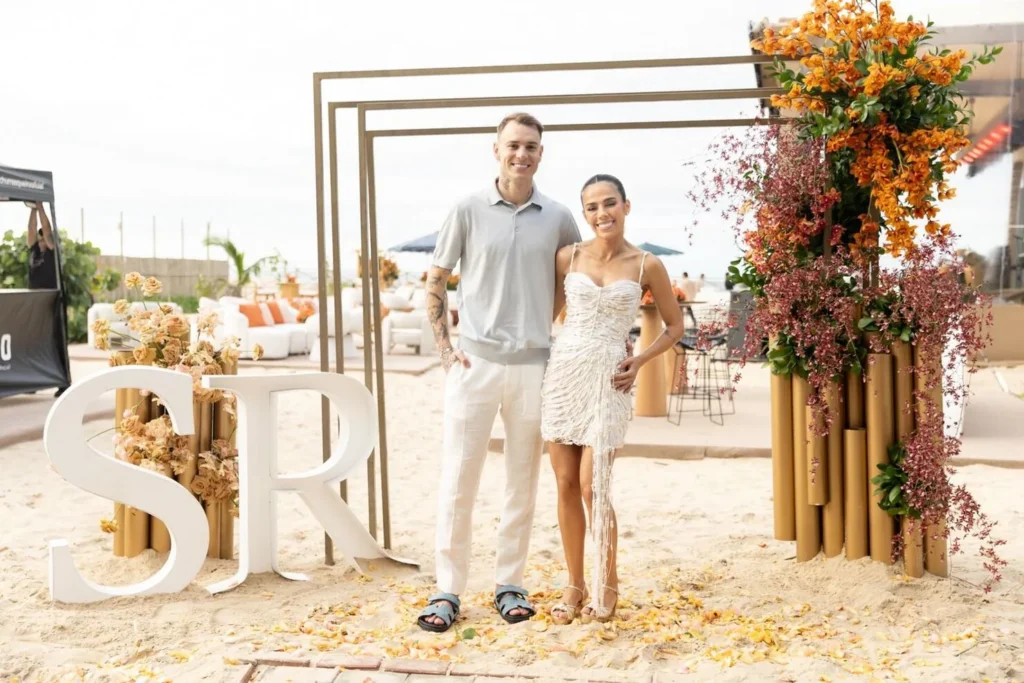 Roger Guedes e Sindy apostam na beleza natural da Taíba para ensaio e celebração pré-casamento