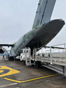 KC-390 da FAB decola de Guarulhos com médicos, cães farejadores e 12 toneladas de ajuda humanitária para a Venezuela