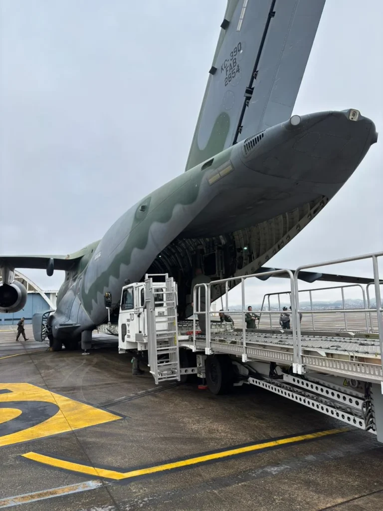 KC-390 da FAB decola de Guarulhos com médicos, cães farejadores e 12 toneladas de ajuda humanitária para a Venezuela