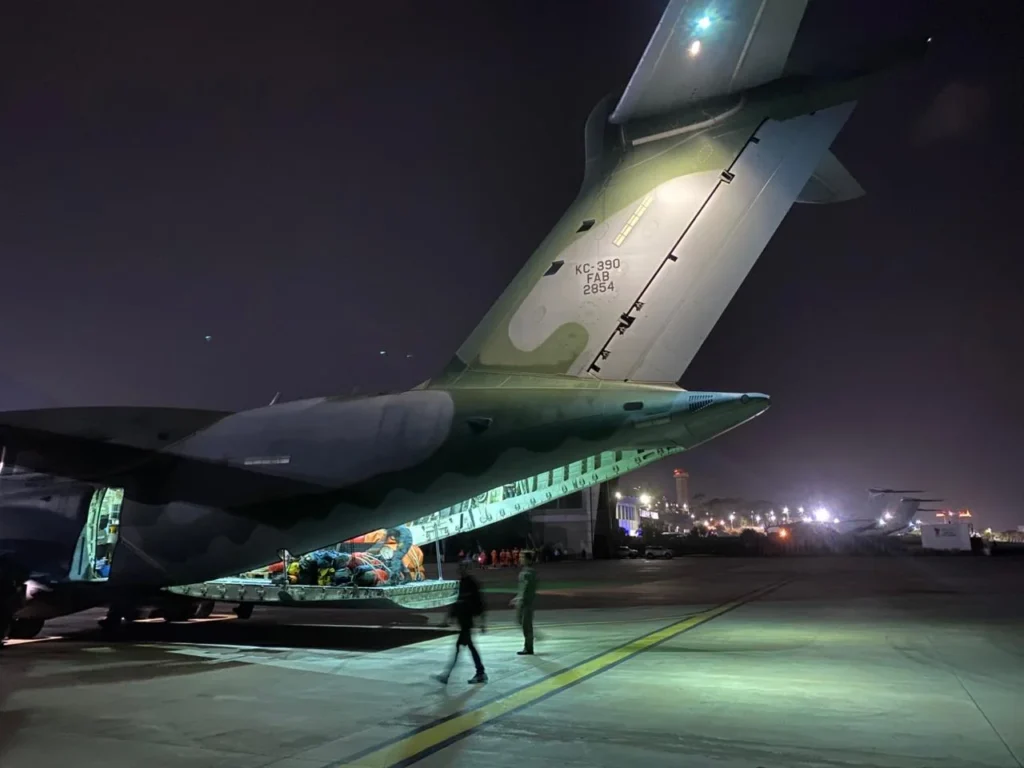 KC-390 Millennium da FAB pousa na Venezuela com equipe de resgate e ajuda humanitária após terremotos