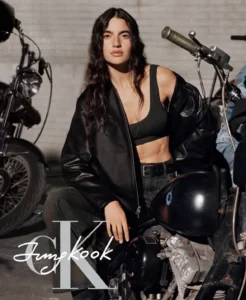 Brasileira estrela nova campanha mundial da Calvin Klein ao lado de vocalista do BTS
