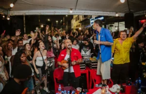Grupo que já reuniu mais de 50 mil pessoas estreia nos aplicativos com single produzido por vencedores do Grammy