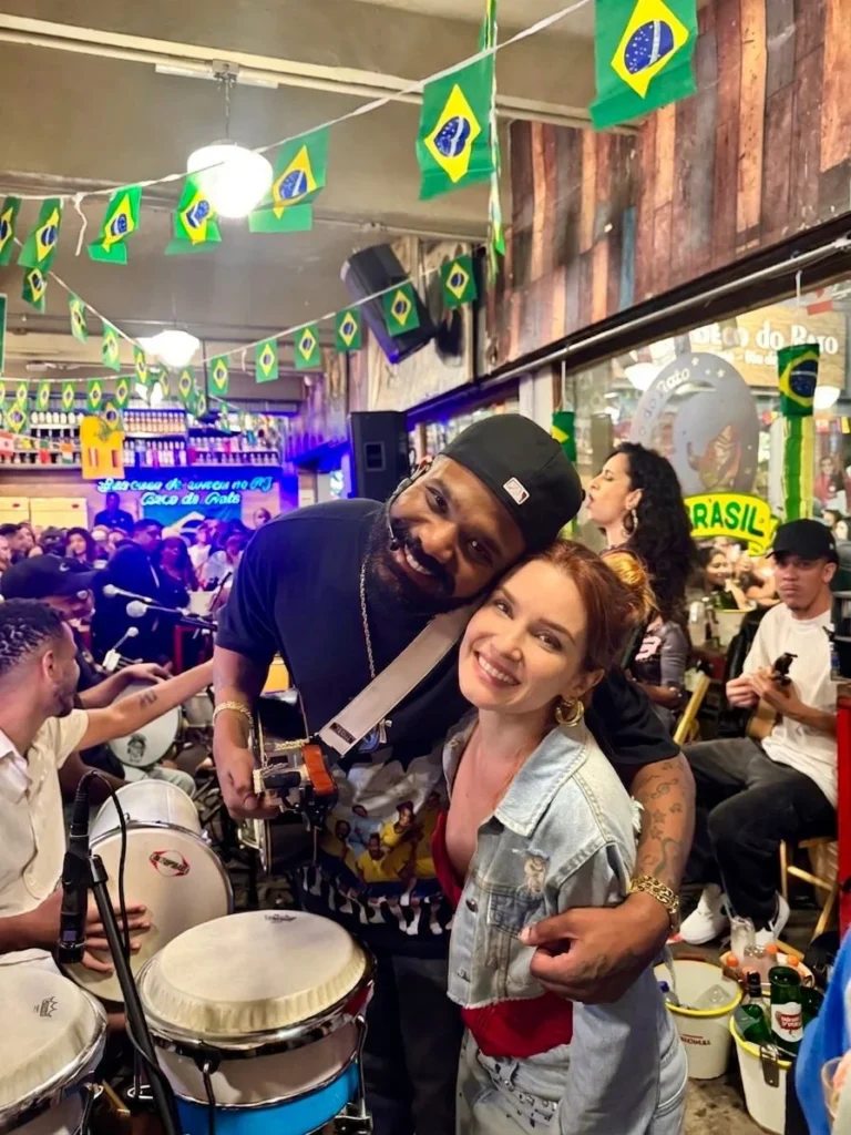 Stephanie Serrat e Fabiana Karla se reencontram em noite de samba no Rio