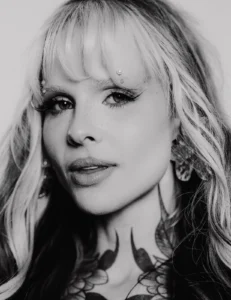 Cantora paranaense lança novo single e propõe uma reflexão sobre autoestima, ambição e a importância de viver o presente sem esperar pelo reconhecimento