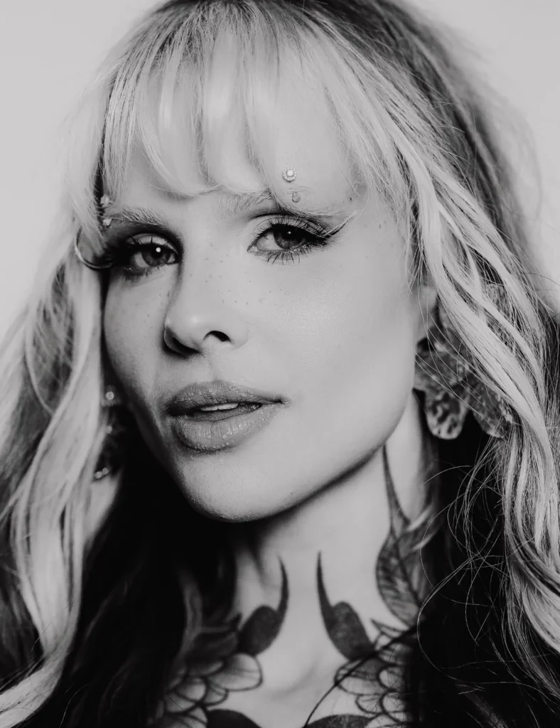Cantora paranaense lança novo single e propõe uma reflexão sobre autoestima, ambição e a importância de viver o presente sem esperar pelo reconhecimento