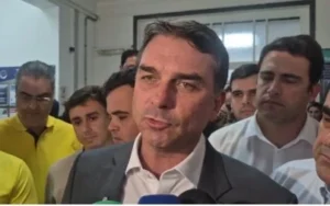 Com rosto em destaque e olhar para baixo, Nikolas aparece ao lado de Flávio em BH e imagem levanta leitura sobre bastidores da direita
