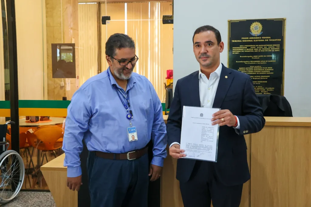 Vicentinho assina Pacto pela Integridade das Eleições após agenda oficial em Porto Nacional