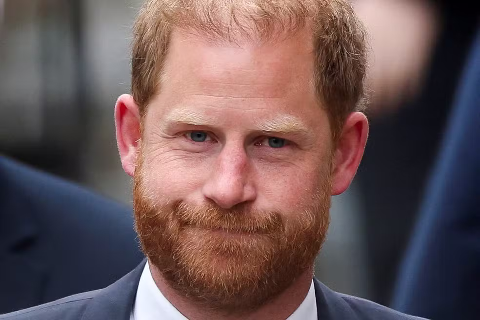 Príncipe Harry perde batalha judicial e reação logo depois chama atenção durante retorno a Londres