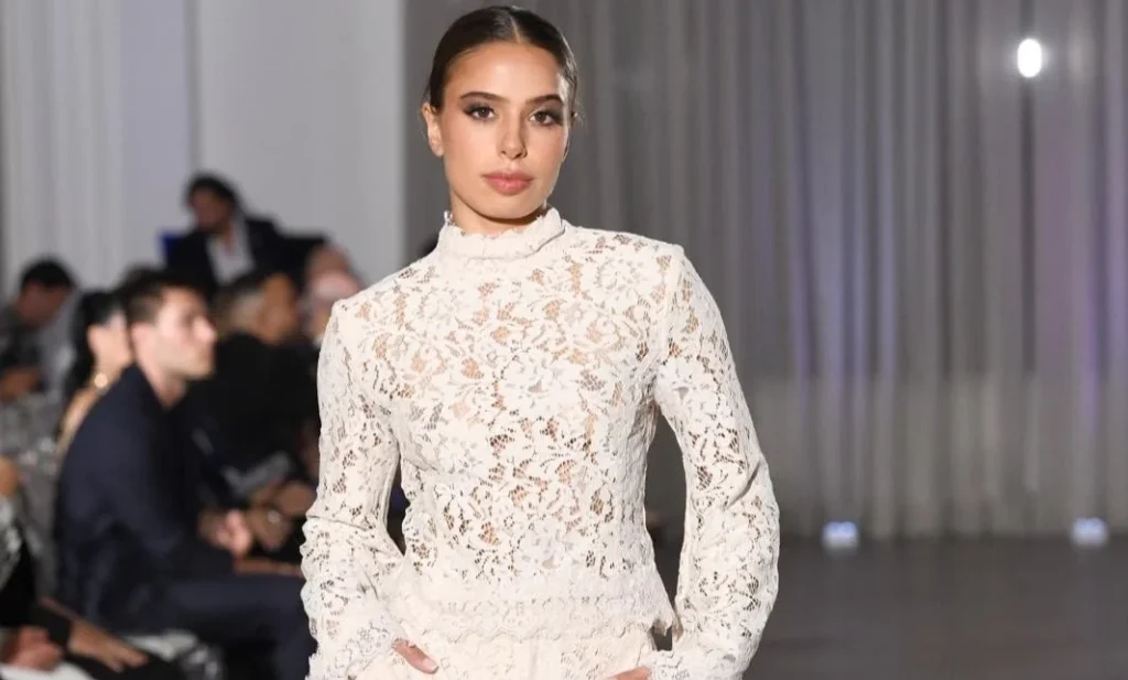 Emilia Pedersen abre evento em Miami com interpretação do hino nacional
