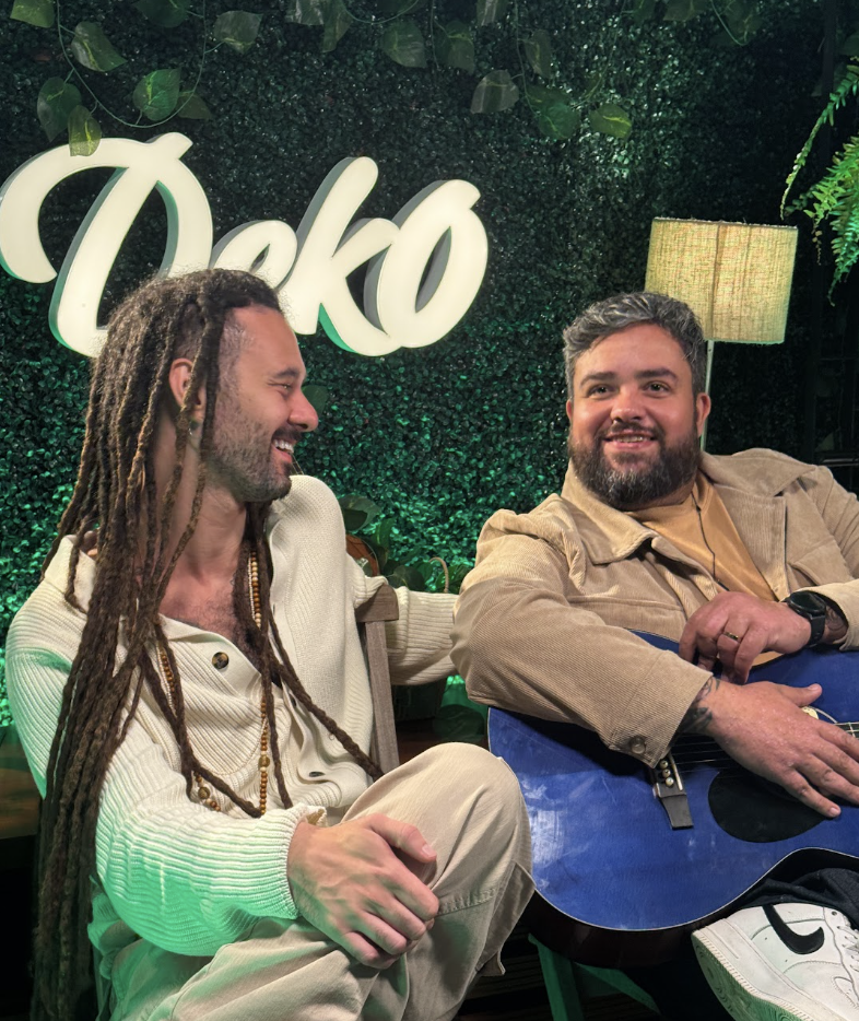 Compositores de sucessos do reggae brasileiro, DEKO e Gabriel Elias gravam juntos pela primeira vez