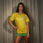 Brilho, criatividade e paixão pelo Brasil transformam a camisa da Seleção em tendência da Copa