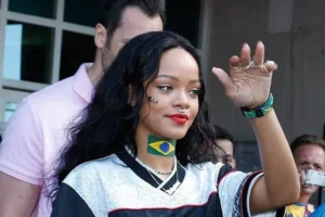 Rihanna está no Brasil: saiba o motivo da visita e onde a cantora pode aparecer