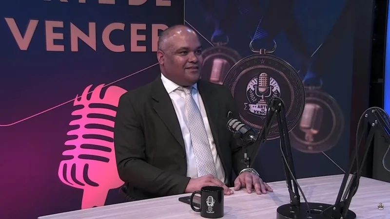 João Costa emociona ao revelar como superou a vida nas ruas no podcast Arte de Vencer