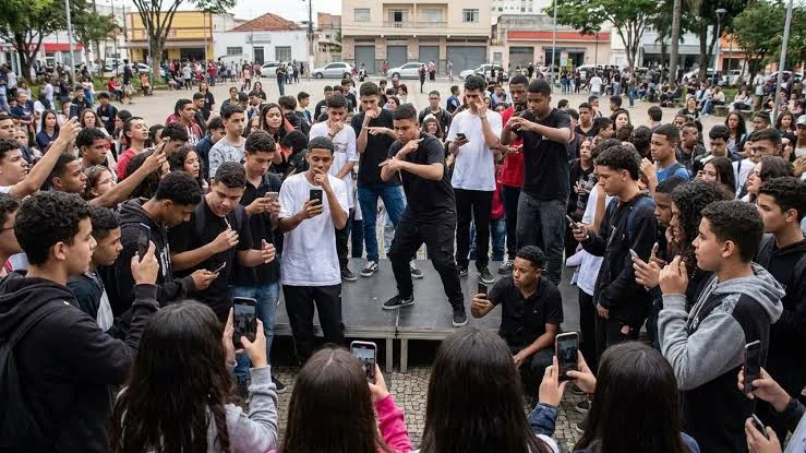 De meme a campeonato: “farmar aura” vira febre no Brasil, reúne centenas de jovens e transforma carisma em disputa