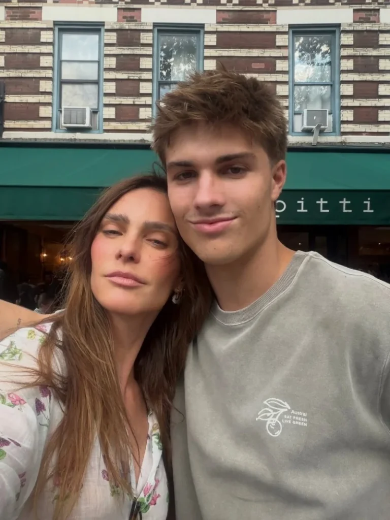 Fernanda Lima posa com Francisco em Nova York, e altura do filho impressiona a internet