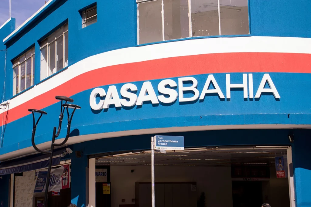 Justiça barra demissões coletivas nas Casas Bahia e impõe limites para novos cortes de trabalhadores