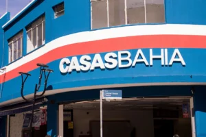 Justiça barra demissões coletivas nas Casas Bahia e impõe limites para novos cortes de trabalhadores