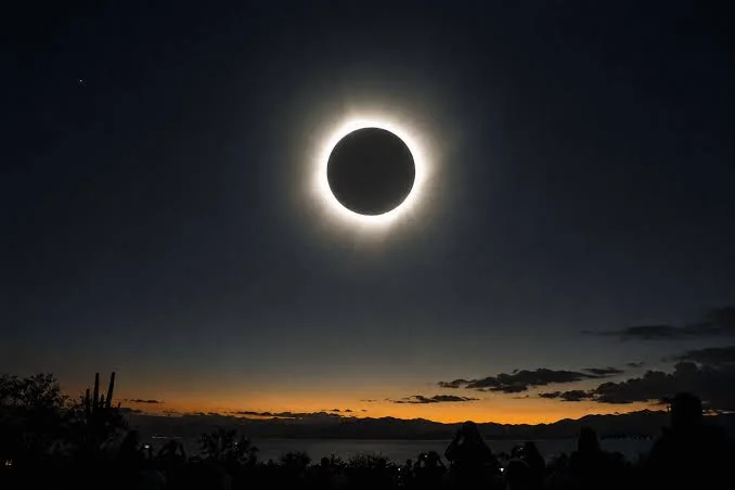 O dia virou noite: eclipse solar total reúne milhões, escurece cidades e deixa imagens históricas pelo mundo