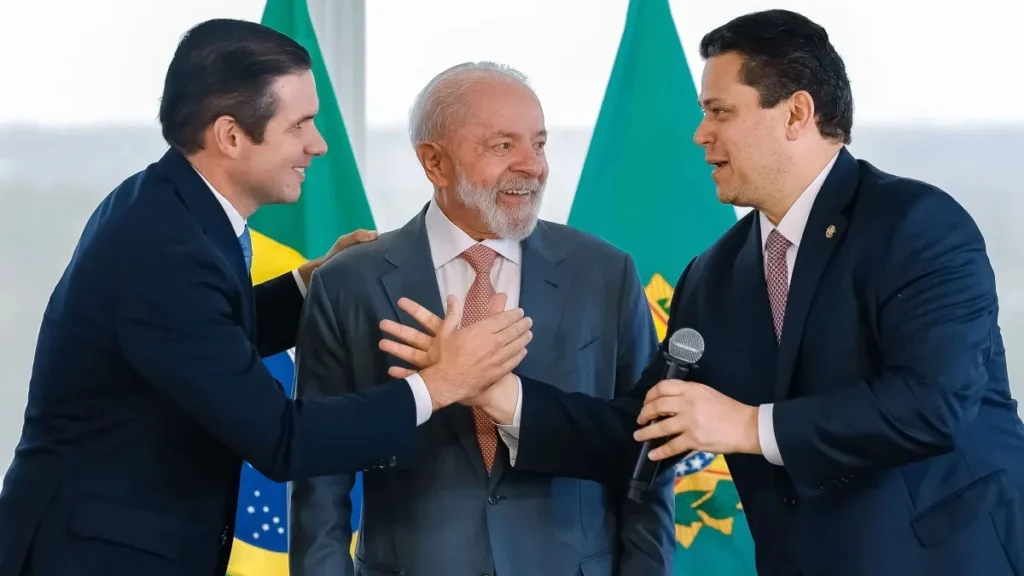 Taxa de 20% na berlinda: Lula chama Motta e Alcolumbre para almoço e tenta garantir fim da “taxa das blusinhas”