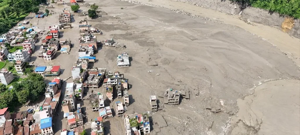 Nepal luta pela sobrevivência após catástrofe no Himalaia: geleira, clima e risco de nova tragédia desafiam autoridades