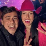 Ana Castela faz ‘22’ com Nikolas em Barretos; foto viraliza durante passagem de Flávio Bolsonaro pela festa